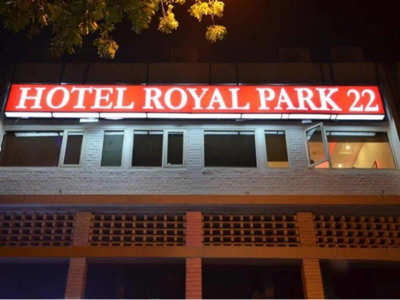 Hotel Royal Park 22 Chandigarh Bagian luar foto